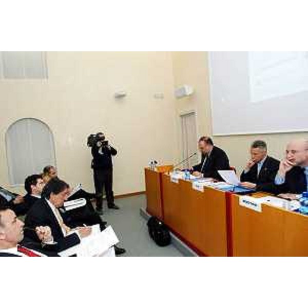 Riccardo Illy (Presidente Regione Friuli Venezia Giulia) con Roberto Cosolini (Assessore regionale al lavoro, formazione, università e ricerca) e Enrico Bertossi (Assessore regionale alle attività produttive) al "Tavolo di concertazione" per l'avvio della fase finale per il Rapporto di Competitività. (Scodovacca di Cervignano 03/04/07)