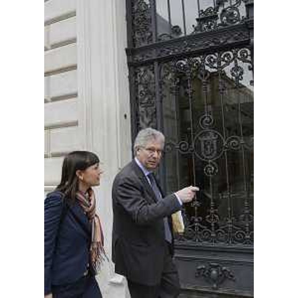 Debora Serracchiani (Presidente Friuli Venezia Giulia), accompagnata da Daniele Bertuzzi (Segretario generale Presidenza Giunta regionale), arriva nella sede della Regione FVG per la prima giornata di lavoro. (Trieste 29/04/13)