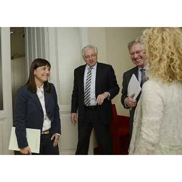 Debora Serracchiani (Presidente Friuli Venezia Giulia) visita gli uffici della sede della Regione FVG accompagnata dal direttore centrale Funzione pubblica, Autonomie locali e Coordinamento delle Riforme e dal segretario generale della Presidenza della Giunta regionale. (Trieste 29/04/13)