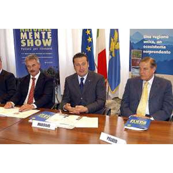 Enzo Marsilio (Assessore regionale alle risorse agricole, naturali, forestali e montagna) con Sergio Zanirato (Presidente "Udine e Gorizia Fiere S.p.A.") e Lorenzo Pelizzo (Presidente Banca Popolare di Cividale) alla presentazione della prima edizione di 'Naturalmente Show'. (Udine 11/04/07)