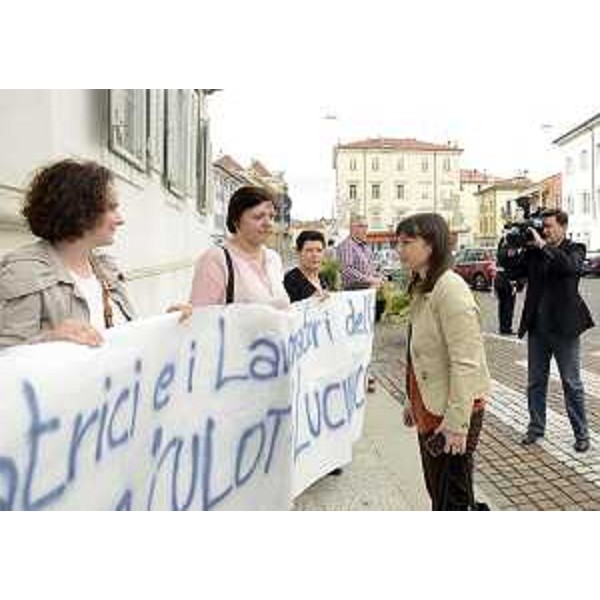 Debora Serracchiani (Presidente Friuli Venezia Giulia) con lavoratori della Casa di riposo comunale "Culot". (Gorizia 03/05/13)