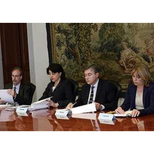 Gli assessori regionali Gianni Torrenti (Cultura, Sport e Associazionismo), Maria Grazia Santoro (Pianificazione territoriale, Lavori pubblici e Università), Francesco Peroni (Bilancio, Finanze, Patrimonio, Programmazione, Politiche comunitarie e Ricerca) e Maria Sandra Telesca (Salute, Integrazione sociosanitaria, Politiche sociali e Famiglia) durante la prima riunione della nuova Giunta regionale, nella sede della Regione FVG. (Trieste 06/05/13)