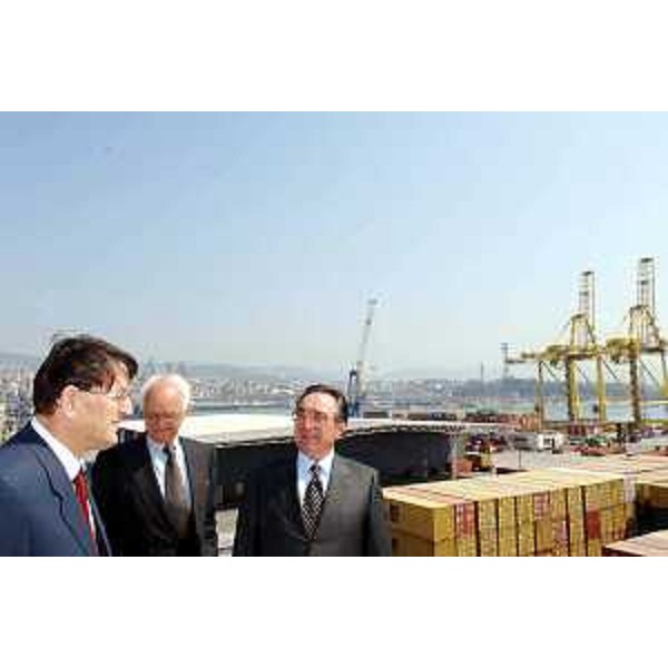 Lodovico Sonego (Assessore regionale alla pianificazione territoriale, energia, mobilità e infrastrutture di trasporto) con i dirigenti ritratti in occasione della visita al molo VII di Trieste. (Trieste 11/04/07)