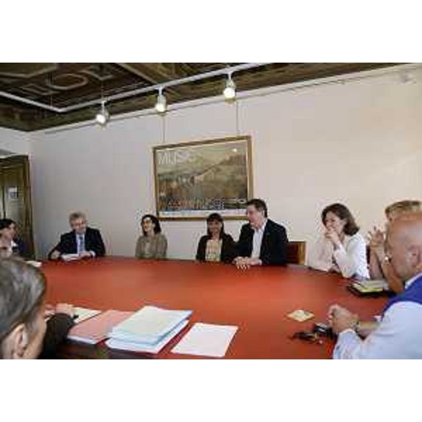 Sara Vito (Assessore regionale Ambiente, Energia e Politiche Montagna), Debora Serracchiani (Presidente Friuli Venezia Giulia) ed Enrico Gherghetta (Presidente Provincia Gorizia) con la Giunta provinciale. (Gorizia 07/05/13)