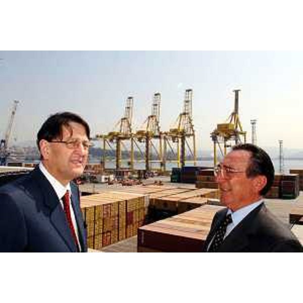 Lodovico Sonego (Assessore regionale alla pianificazione territoriale, energia, mobilità e infrastrutture di trasporto) con Pierluigi Maneschi ()Presidente di Italia Marittima) ritratti in occasione della visita al molo VII di Trieste. (Trieste 11/04/07)