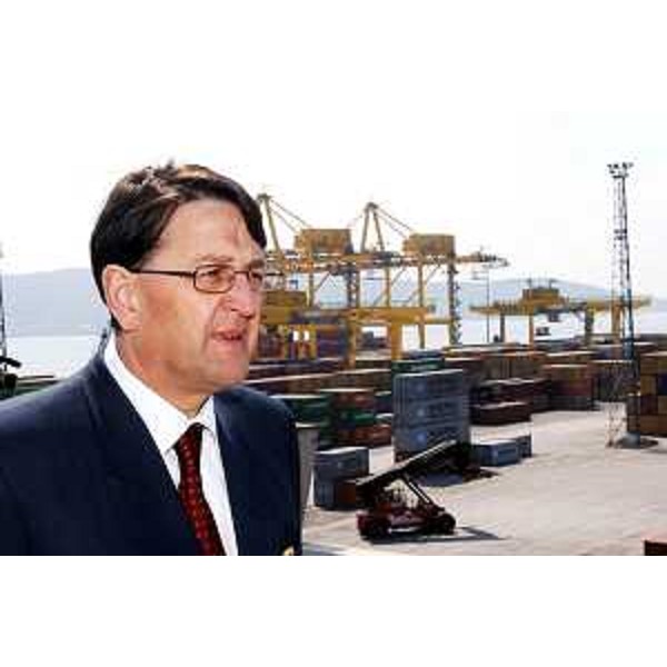 Lodovico Sonego (Assessore regionale alla pianificazione territoriale, energia, mobilità e infrastrutture di trasporto) ritratto in occasione della visita al molo VII di Trieste. (Trieste 11/04/07)