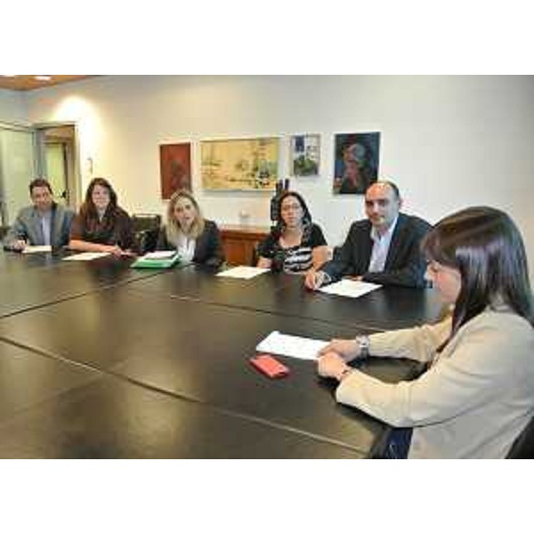 I consiglieri regionali del Movimento 5 Stelle Andrea Ussai, Eleonora Frattolin, Elena Bianchi, Ilaria Dal Zovo e Cristian Sergo nell'incontro con Debora Serracchiani (Presidente Friuli Venezia Giulia). (Udine 09/05/13)