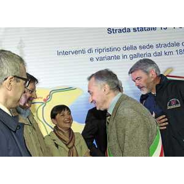 Debora Serracchiani (Presidente Friuli Venezia Giulia) con Luigi Marcon (Sindaco Chiusaforte) e Paolo Panontin (Assessore regionale Funzione pubblica, Autonomie locali e Coordinamento Riforme, delegato Protezione civile e Polizia locale e sicurezza) all'inaugurazione della galleria "Fortezza della Chiusa" sulla SS 13 "Pontebbana". (Chiusaforte 10/05/13)