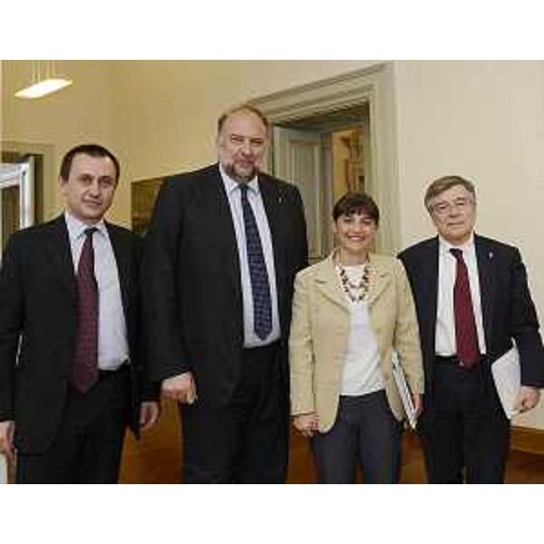 Ettore Rosato (Deputato), Roberto Cosolini (Sindaco Trieste), Debora Serracchiani (Presidente Friuli Venezia Giulia) e Flavio Zanonato (Ministro Sviluppo economico) nella sede della Regione. (Trieste 10/05/13)
