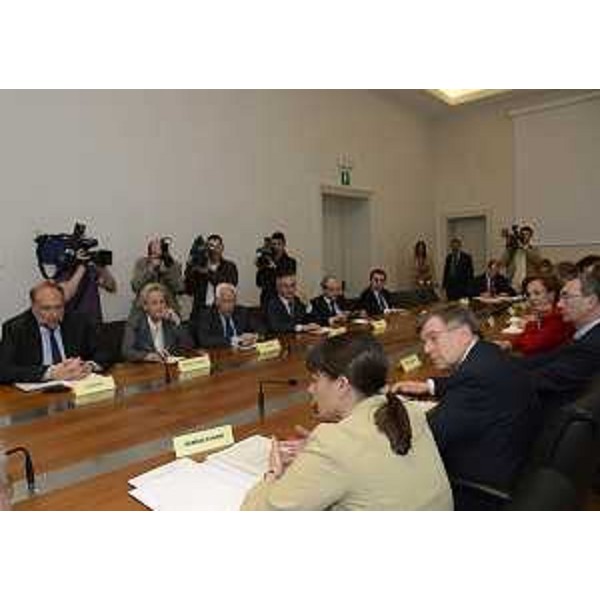 Il tavolo dell'incontro tra Flavio Zanonato (Ministro Sviluppo economico) e Debora Serracchiani (Presidente Friuli Venezia Giulia) nella sede della Regione. (Trieste 10/05/13)