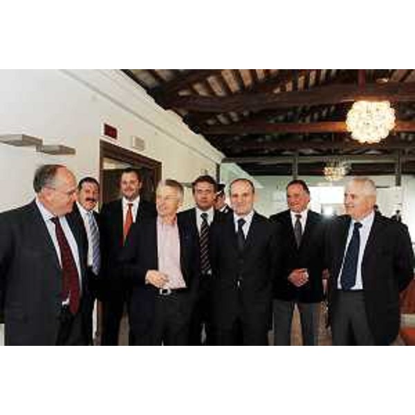 Riccardo Illy (Presidente Regione Friuli Venezia Giulia) con gli amministratori di Martignacco in occazione della Seduta della Giunta Regionale tenutasi a Martignacco. (Martignacco 13/04/07)