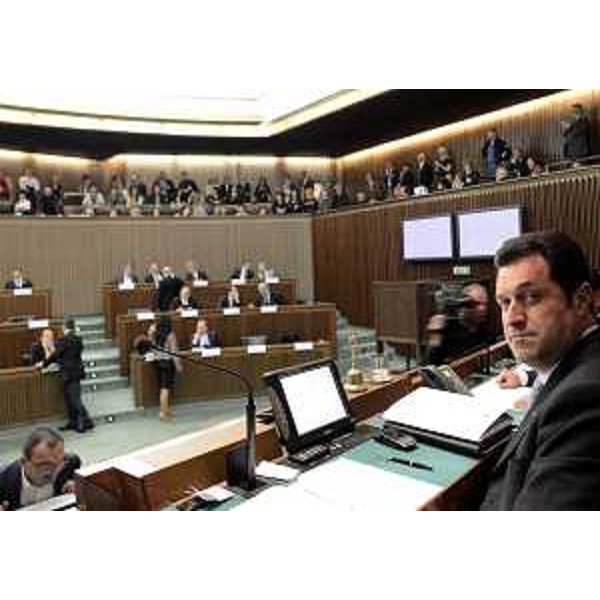 Franco Iacop nell'Aula del Consiglio regionale che l'ha appena eletto presidente. (Trieste 13/05/13)