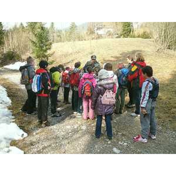 Gli allievi dell'Istituto comprensivo di Comeglians (UD) accompagnati nell'ambiente naturale da personale del CFR-Corpo Forestale Regionale. (Aprile 2013)