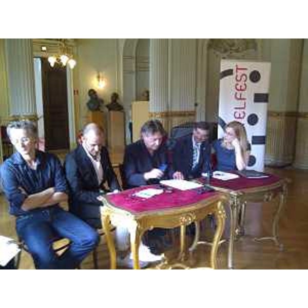 Livio Badurina (Attore), Tomaz Pandur (Regista), Antonio Devetag (Direttore generale Mittelfest), Vincenzo Martines (Consigliere regionale) e Ana Lederer (Direttrice Teatro Nazionale croato) nel foyer del Teatro Nazionale. (Zagabria 16/05/13)