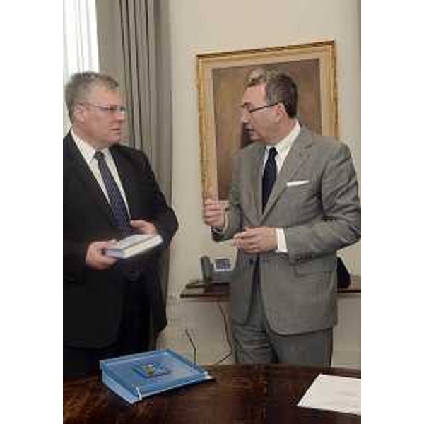 Naor Gilon (Ambasciatore d'Israele in Italia) e Sergio Bolzonello (Vicepresidente FVG e assessore regionale Attività produttive e Risorse rurali, agroalimentari e forestali) nella sede della Regione. (Trieste 31/05/13)