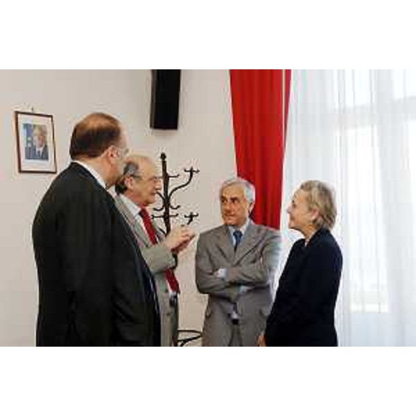 Roberto Cosolini (Assessore regionale al lavoro, formazione, università e ricerca) con Maria Teresa Bassa Poropat (Presidente della Provincia di Trieste) e i Prefetti in occasione della firma di un protocollo d'intesa per l'istituzione dello sportello unico per l'immigrazione. (Trieste 17/04/07)