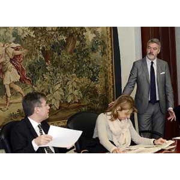 Gli assessori regionali Francesco Peroni (Finanze, Patrimonio e Programmazione), Maria Sandra Telesca (Salute, Integrazione socio-sanitaria e Politiche sociali) e Paolo Panontin (Funzione pubblica, Autonomie locali e Coordinamento Riforme, Protezione civile e Polizia locale e Sicurezza) durante la riunione della Giunta del FVG. (Trieste 07/06/13)