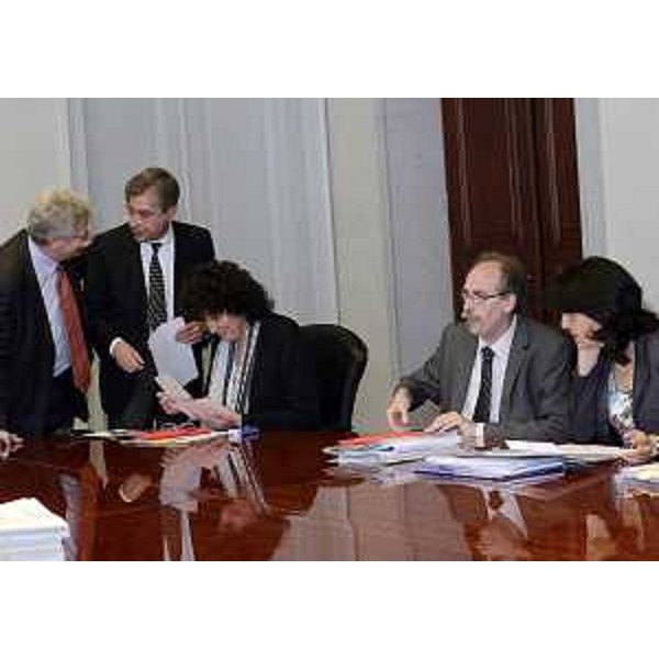 Daniele Bertuzzi (Segretario generale Presidenza Giunta regionale) e gli assessori regionali Francesco Peroni (Finanze, Patrimonio e Programmazione), Loredana Panariti (Lavoro, Formazione, Commercio e Pari Opportunità), Gianni Torrenti (Istruzione, Università, Ricerca, Famiglia, Associazionismo, Cooperazione, Cultura, Sport, Relazioni internazionali e comunitarie) e Mariagrazia Santoro (Infrastrutture, Mobilità, Pianificazione territoriale, Lavori pubblici). (Trieste 07/06/13)