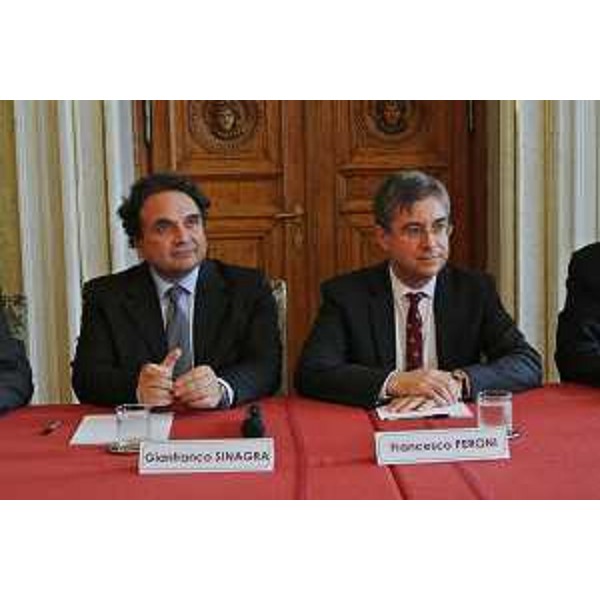 Gianfranco Sinagra (Direttore Dipartimento cardiovascolare AOU Trieste) e Francesco Peroni (Assessore regionale Finanze, Patrimonio e Programmazione) al Premio Barcola, nella sede della Regione. (Trieste 08/06/13)