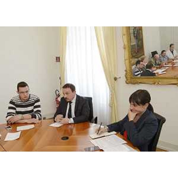 Dennis Tarlao, Vincenzo Zoccano (Presidente Consulta regionale Associazioni dei Disabili FVG) e Debora Serracchiani (Presidente Friuli Venezia Giulia) nella sede della Regione. (Trieste 10/06/13)