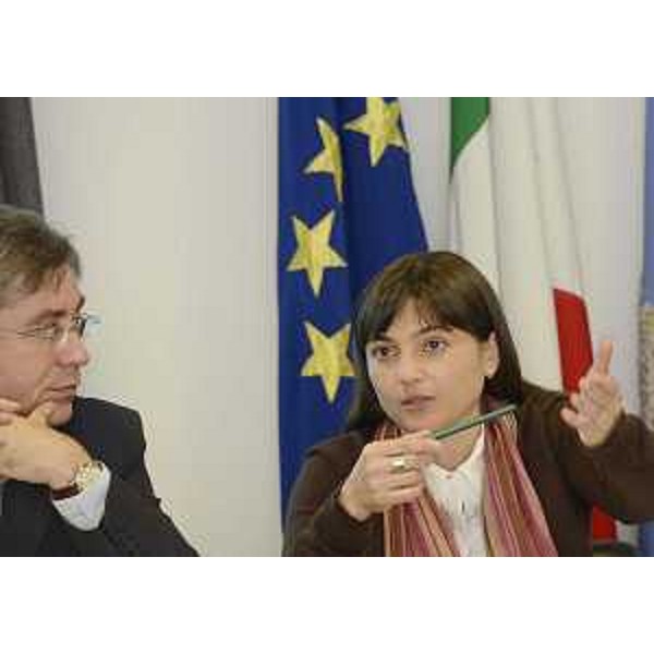 Francesco Peroni (Asessore regionale Finanze) e Debora Serracchiani (Presidente Friuli Venezia Giulia) durante l'incontro con i sindaci dei Comuni capoluogo. (Udine 11/06/13)