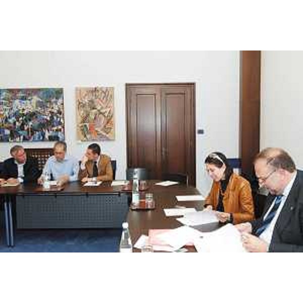 Roberto Cosolini (Assessore regionale al lavoro, formazione, università e ricerca) con Michela Del Piero (Assessore regionale alla programmazione e controllo, alle risorse economiche e finanziarie, al patrimonio e servizi generali e alle pari opportunità) al tavolo di concertazione sulla riduzione dell'Irap. (Trieste 17/04/07)