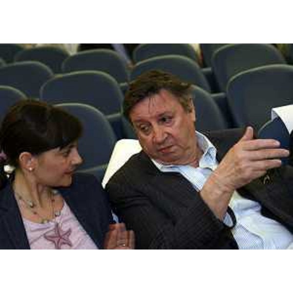 Debora Serracchiani (Presidente Friuli Venezia Giulia) e Giorgio Santuz (Presidente FVG Strade) nella Sala consiliare della Provincia. (Pordenone 12/06/13)