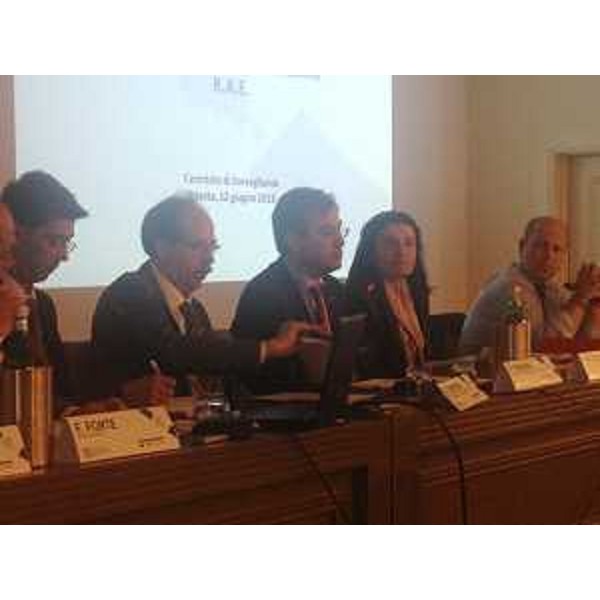 Gli assessori regionali Gianni Torrenti (Relazioni internazionali e comunitarie) e Francesco Peroni (Finanze) alla presentazione del Rapporto Annuale di Esecuzione del Comitato di Sorveglianza del POR FESR - Programma Operativo Regionale del Fondo Europeo di Sviluppo Regionale 2007-2013 "Obiettivo Competitività regionale e occupazione". (Trieste 12/06/13)