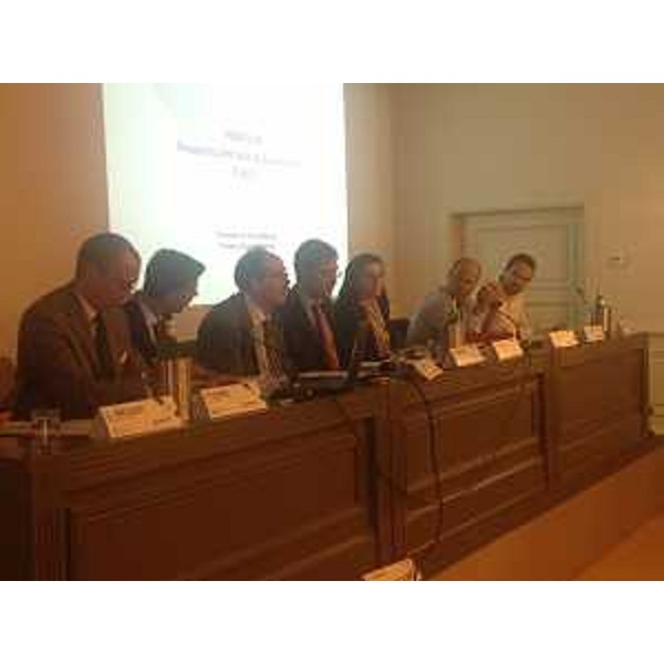 Gli assessori regionali Gianni Torrenti (Relazioni internazionali e comunitarie) e Francesco Peroni (Finanze) alla presentazione del Rapporto Annuale di Esecuzione del Comitato di Sorveglianza del POR FESR - Programma Operativo Regionale del Fondo Europeo di Sviluppo Regionale 2007-2013 "Obiettivo Competitività regionale e occupazione". (Trieste 12/06/13)
