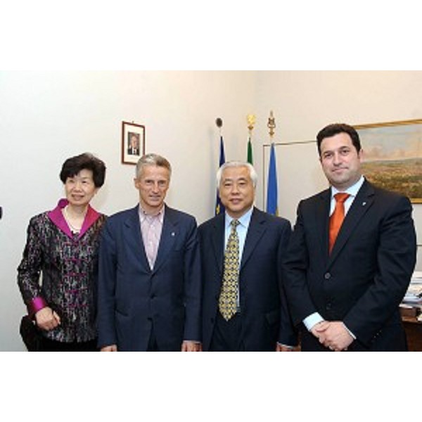 Riccardo Illy (Presidente Regione FVG) con Franco Iacop (Assessore regionale per le relazioni internazionali, comunitarie e autonomie locali), Dong Jinyi (Ambasciatore Repubblica Popolare di Cina in Italia) e la sig.ra Sun Guoqin (Trieste, 11/05/06)