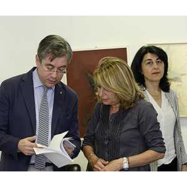 Gli assessori regionali Francesco Peroni (Finanze, Patrimonio, Programmazione), Maria Sandra Telesca (Salute, Integrazione socio-sanitaria, Politiche sociali) e Maria Grazia Santoro (Infrastrutture, Mobilità, Pianificazione territoriale, Lavori pubblici) alla riunione della Giunta regionale. (Udine 15/06/13)