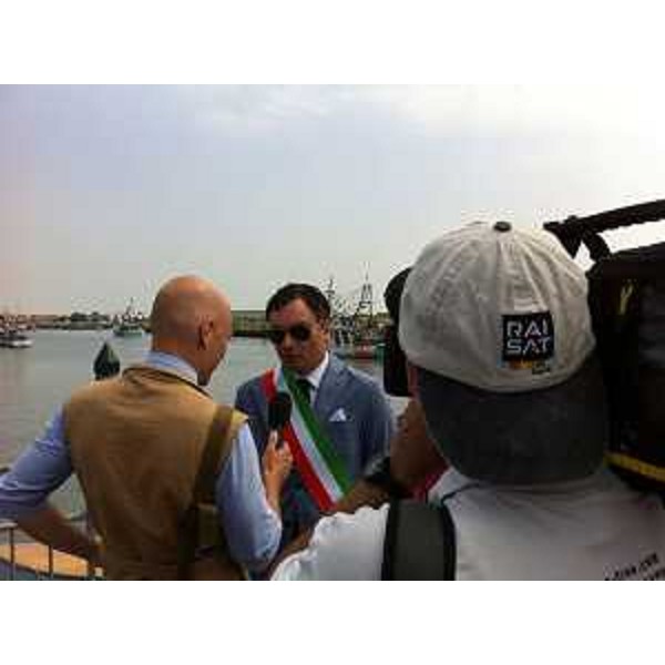 Mario Cepile (Sindaco Marano Lagunare) durante le riprese del servizio dedicato alla riviera friulana per la rubrica "Sì Viaggiare" di RAI 2. Foto CFR-Corpo Forestale Regionale (Giugno 2013)