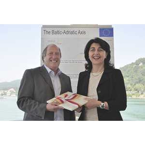 Rolf Holub (Assessore Ambiente, Energia, Sostenibilità e Trasporto pubblico Land Carinzia) e Mariagrazia Santoro (Assessore Infrastrutture, Mobilità, Pianificazione territoriale, Lavori pubblici Regione FVG) alla conferenza finale del progetto BATCo (Baltic-Adriatic Transport Cooperation). (Pörtschach am Wörthersee 20/06/13)