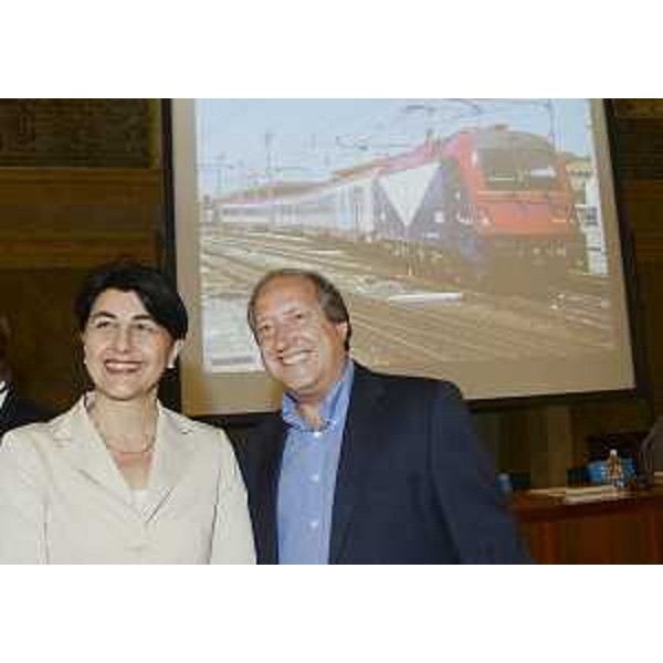 Mariagrazia Santoro (Assessore regionale Infrastrutture FVG) e Rolf Holub (Assessore Trasporti Land Carinzia) alla conferenza finale del progetto "MI.CO.TRA.-Miglioramento dei Collegamenti Transfrontalieri di trasporto pubblico", in Castello. (Udine 24/06/13)
