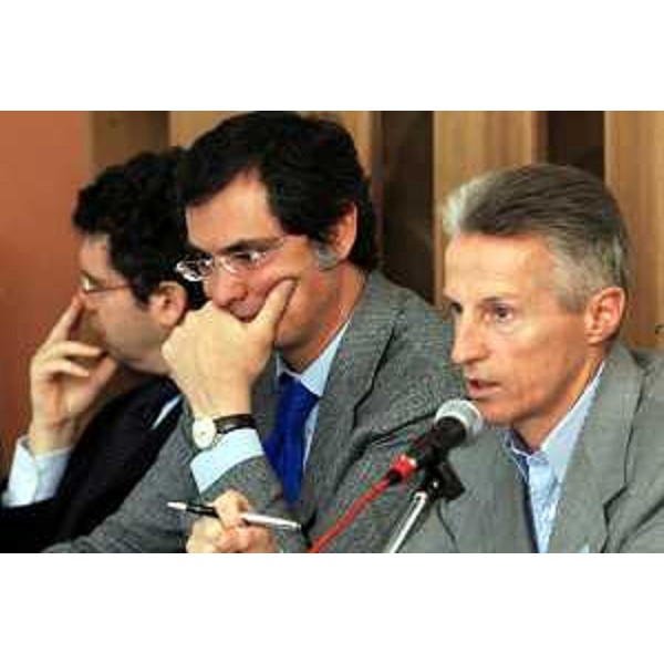 Riccardo Illy (Presidente Regione Friuli Venezia Giulia) con Valerio De Molli (managing partner di Ambrosetti Europe) e Andrea Beretta Zanoni (docente di Strategia e Politica aziendale all'Università di Verona) durante il Suo intervento al seminario di aggiornamento permanente dello Studio Ambrosetti dedicato alle strategie per la competitività territoriale. (Scodovacca di Cervignano 19/04/07)