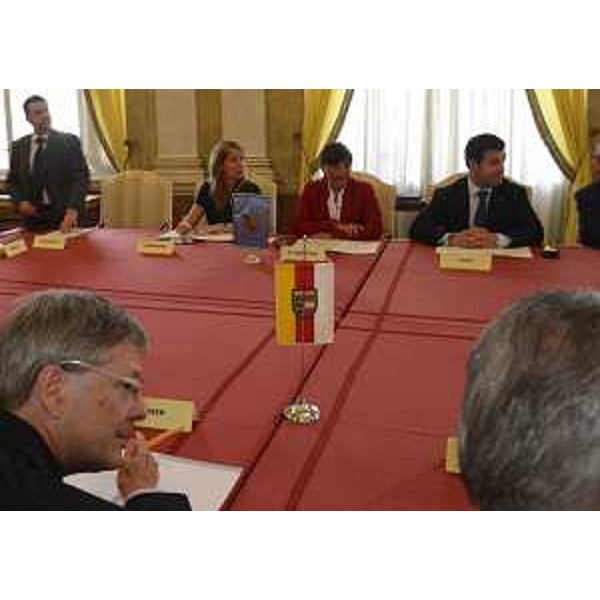Tavolo dell'incontro tra Peter Kaiser (Presidente Land Carinzia) e Debora Serracchiani (Presidente Friuli Venezia Giulia), nella sede della Regione FVG. (Trieste 25/06/13)