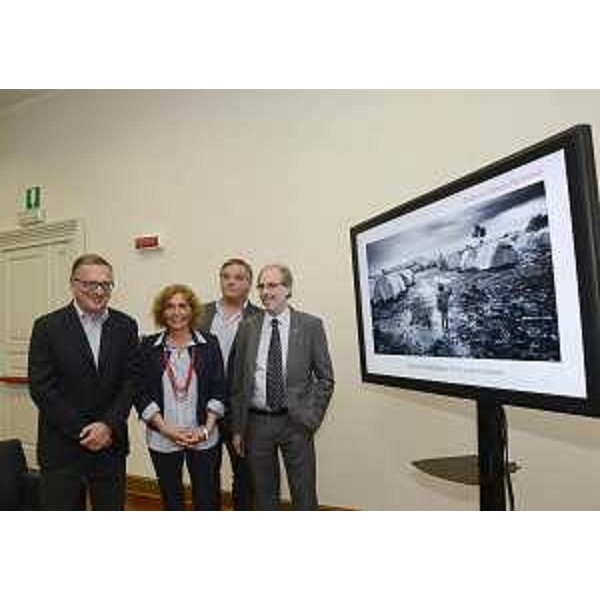 Giovanni Marzini (Caporedattore TGR RAI3 FVG), Daniela Luchetta (Presidente Fondazione Luchetta-Ota-D'Angelo-Hrovatin), Ludovico Di Meo (Vicedirettore RAI1) e Gianni Torrenti (Assessore regionale Cultura) accanto alla foto di Marco Gualazzini che ha vinto il Premio Hrovatin del "Premio Luchetta". (Trieste 27/06/13)