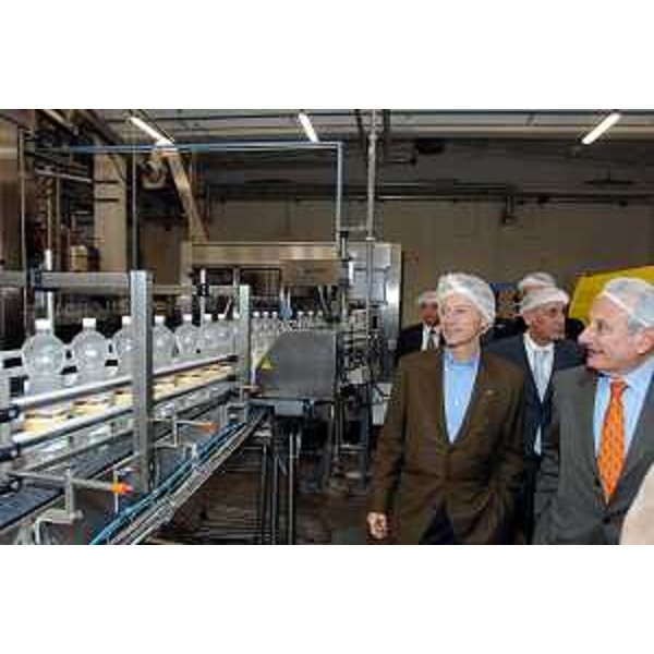 Riccardo Illy (Presidente Regione Friuli Venezia Giulia) in visita allo stabilimento della Goccia di Carnia in occasione della Seduta della Giunta Regionale tenutasi a Forni Avoltri. (Forni Avoltri 20/04/07)