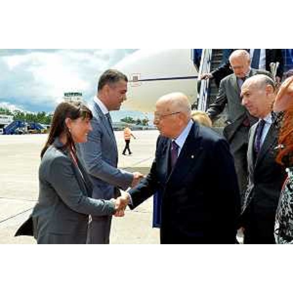 SerracchianiNapolitanoZagabria - Debora Serracchiani (Presidente Friuli Venezia Giulia) accoglie all’aeroporto il Presidente Giorgio Napolitano. (Zagabria 30/06/13)
