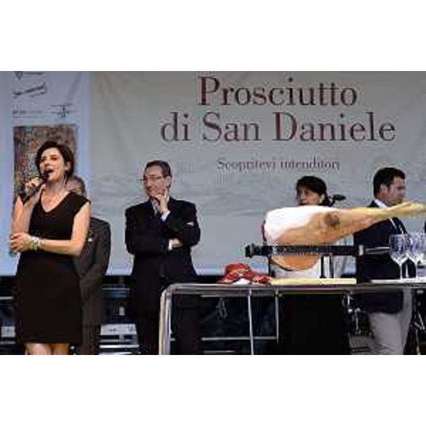 Sergio Bolzonello (Vicepresidente FVG e assessore regionale Attività produttive) e Luisa Ranieri all’inaugurazione di “Aria di Festa”. (San Daniele del Friuli 28/06/13)