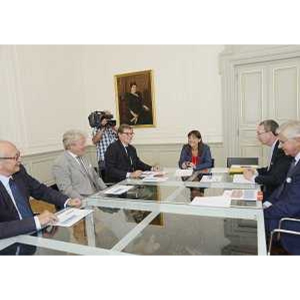 SerracchianiBolzonelloCCIAA - Debora Serracchiani (Presidente Friuli Venezia Giulia) e Sergio Bolzonello (Vicepresidente FVG e assessore regionale Attività produttive) con i presidenti delle Camere di Commercio FVG. (Trieste 02/07/13)