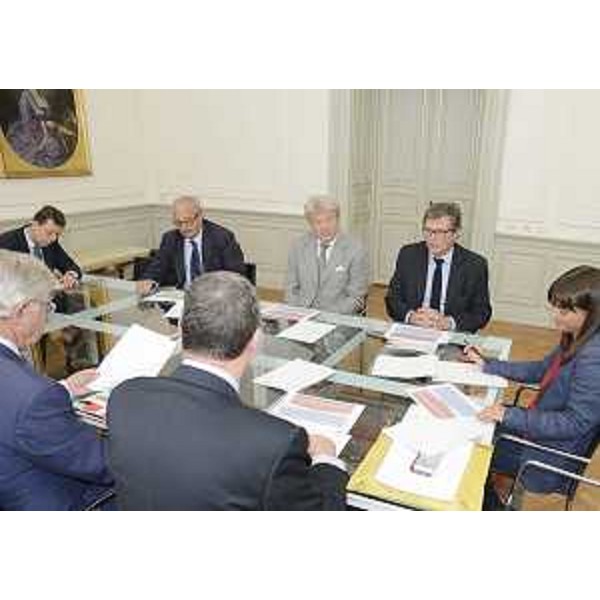 SerracchianiCCIAA - Debora Serracchiani (Presidente Friuli Venezia Giulia) e Sergio Bolzonello (Vicepresidente FVG e assessore regionale Attività produttive) con i presidenti delle Camere di Commercio FVG. (Trieste 02/07/13)