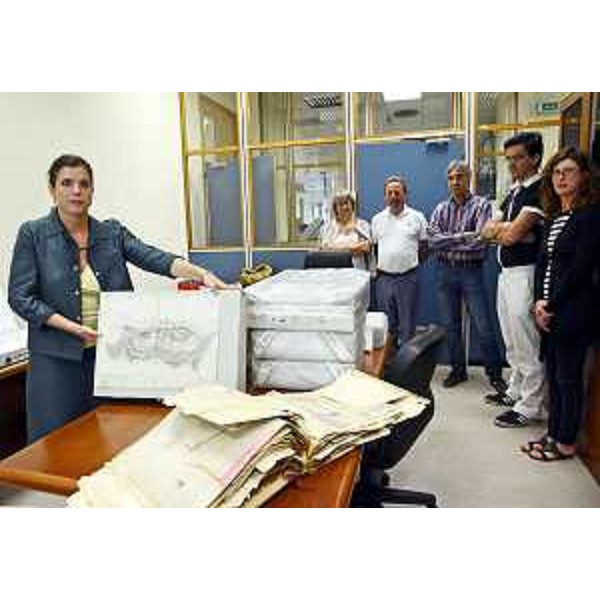 I restauratori ed una delle antiche mappe tavolari restaurate nei laboratori della Scuola regionale per la Conservazione ed il Restauro dei beni culturali di Villa Manin. (Trieste 03/07/13)