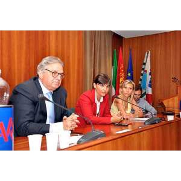 Debora Serracchiani (Presidente Friuli Venezia Giulia) e Gian Mario Spacca (Presidente Regione Marche) all’assemblea sindacale unitaria del settore elettrodomestici. (Roma 08/07/13)