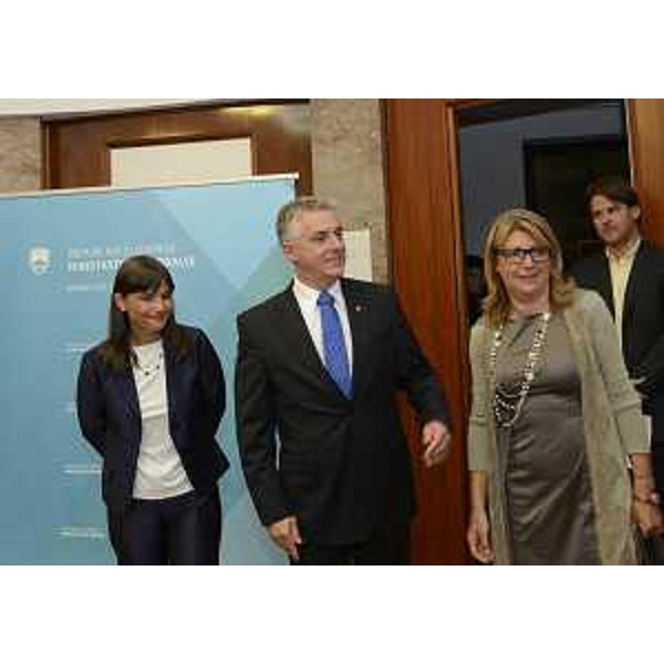 Debora Serracchiani (Presidente Friuli Venezia Giulia) con Maria Sandra Telesca (assessore regionale Salute e Politiche sociali) e Tomaz Gantar (ministro della Salute Repubblica di Slovenia) (Lubiana 10/07/13)