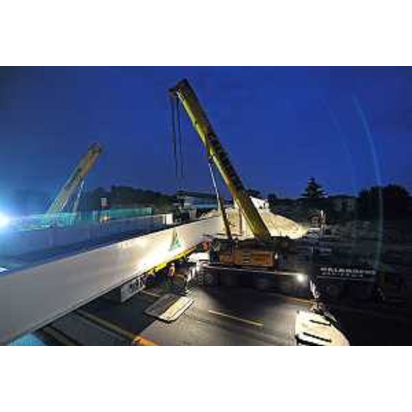 Completamento dei lavori di posa della campata centrale del cavalcavia di Via Longhin-Cà Tron (primo lotto dei lavori per la terza corsia dell'A4 nel tratto compreso fra Quarto D'Altino e San Donà di Piave). (Roncade 13/07/13)