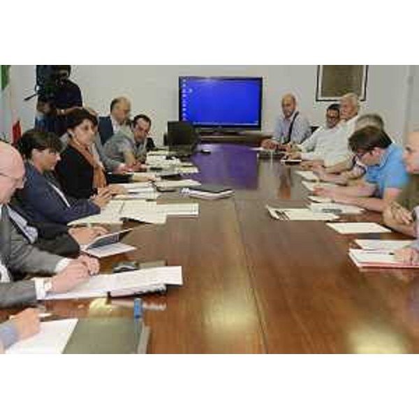 Debora Serracchiani (Presidente Friuli Venezia Giulia) e Mariagrazia Santoro (Assessore regionale Pianificazione territoriale) con rappresentanti dei Comitati dei pendolari del FVG, dirigenti di RFI-Rete Ferroviaria Italiana e Trenitalia. (Udine 15/07/13)