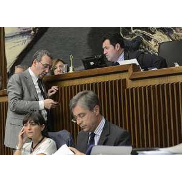 S.Bolzonello (Vicepresidente FVG e assessore regionale Attività produttive) e F.Iacop (Presidente Consiglio regionale), e Debora Serracchiani (Presidente Friuli Venezia Giulia) e F.Peroni (Assessore regionale Finanze) in Aula consiliare durante l'esame delle variazioni di Bilancio. (Trieste 18/07/13)