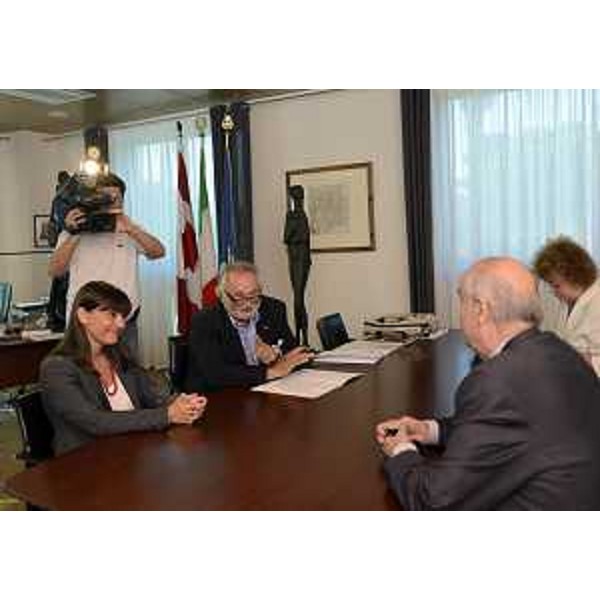 Debora Serracchiani (Presidente Friuli Venezia Giulia) con Julian Fantino (Ministro federale Cooperazione internazionale Canada) e Primo Di Luca (Console onorario Canada a Udine). (Udine 22/07/13)