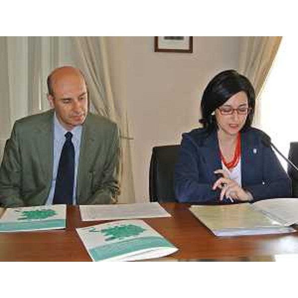 Fabrizio Longoni (Direttore Centro nazionale coordinamento RAEE) e Sara Vito (Assessore regionale Ambiente) alla presentazione del "Dossier sulla gestione dei RAEE-Rifiuti da Apparecchiature Elettriche ed Elettroniche in FVG - Anno 2012". (Trieste 22/07/13)